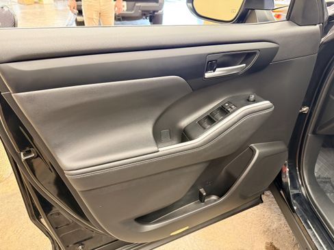 Used 2023 Toyota Highlander XLE AWD/4WD image 9