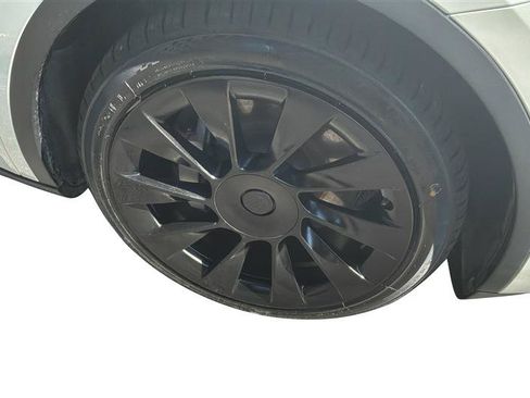 Used 2022 Tesla Model Y Long Range AWD/4WD image 25