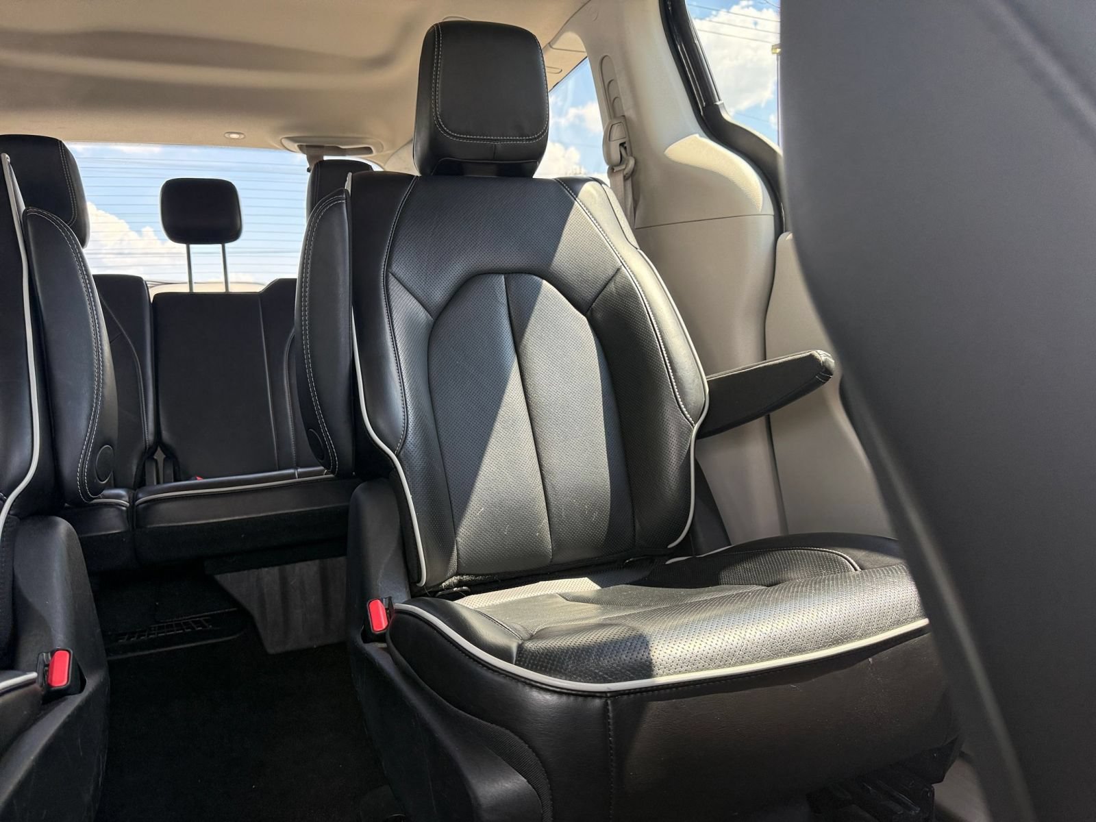 Used 2023 Chrysler Pacifica Limited FWD image 41
