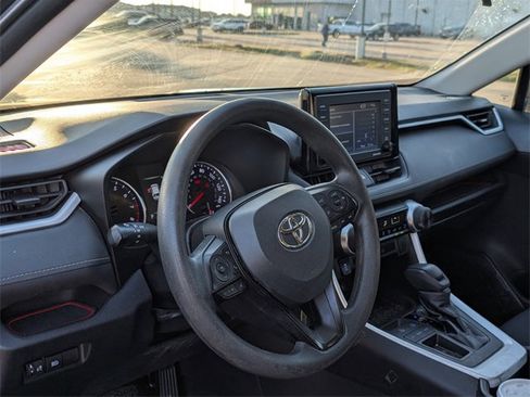 Used 2022 Toyota RAV4 LE image 10