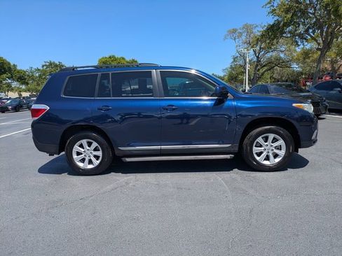 Used 2012 Toyota Highlander SE w/ Tow Pkg FWD image 3