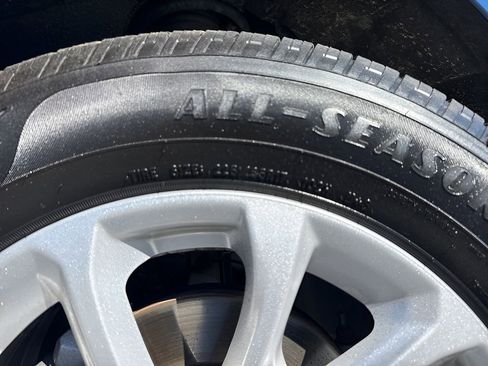 Used 2019 Chevrolet Equinox LT w/ Driver Convenience Package image 31