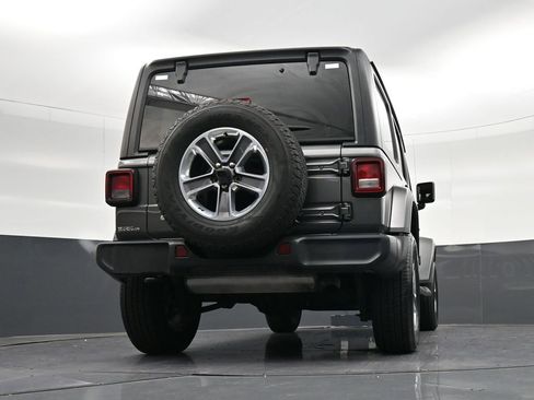 Used 2018 Jeep Wrangler Unlimited Sahara AWD/4WD image 32