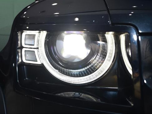 Used 2023 Land Rover Defender 110 X-Dynamic SE image 19