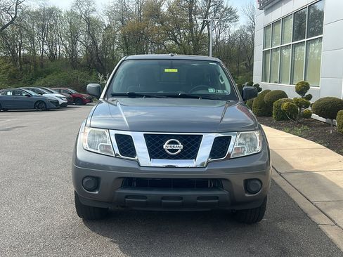 Used 2016 Nissan Frontier SV image 2
