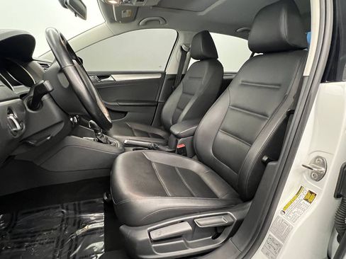 Used 2017 Volkswagen Jetta SE image 8