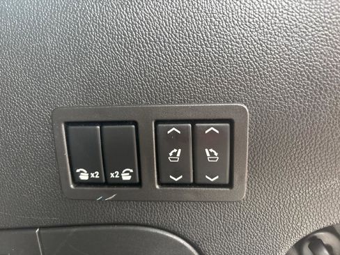 Used 2020 GMC Yukon Denali w/ Denali Premium Package image 11