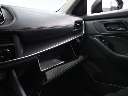 Used 2024 Nissan Rogue S image 33