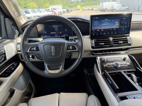 Used 2024 Lincoln Navigator L Reserve AWD/4WD image 8