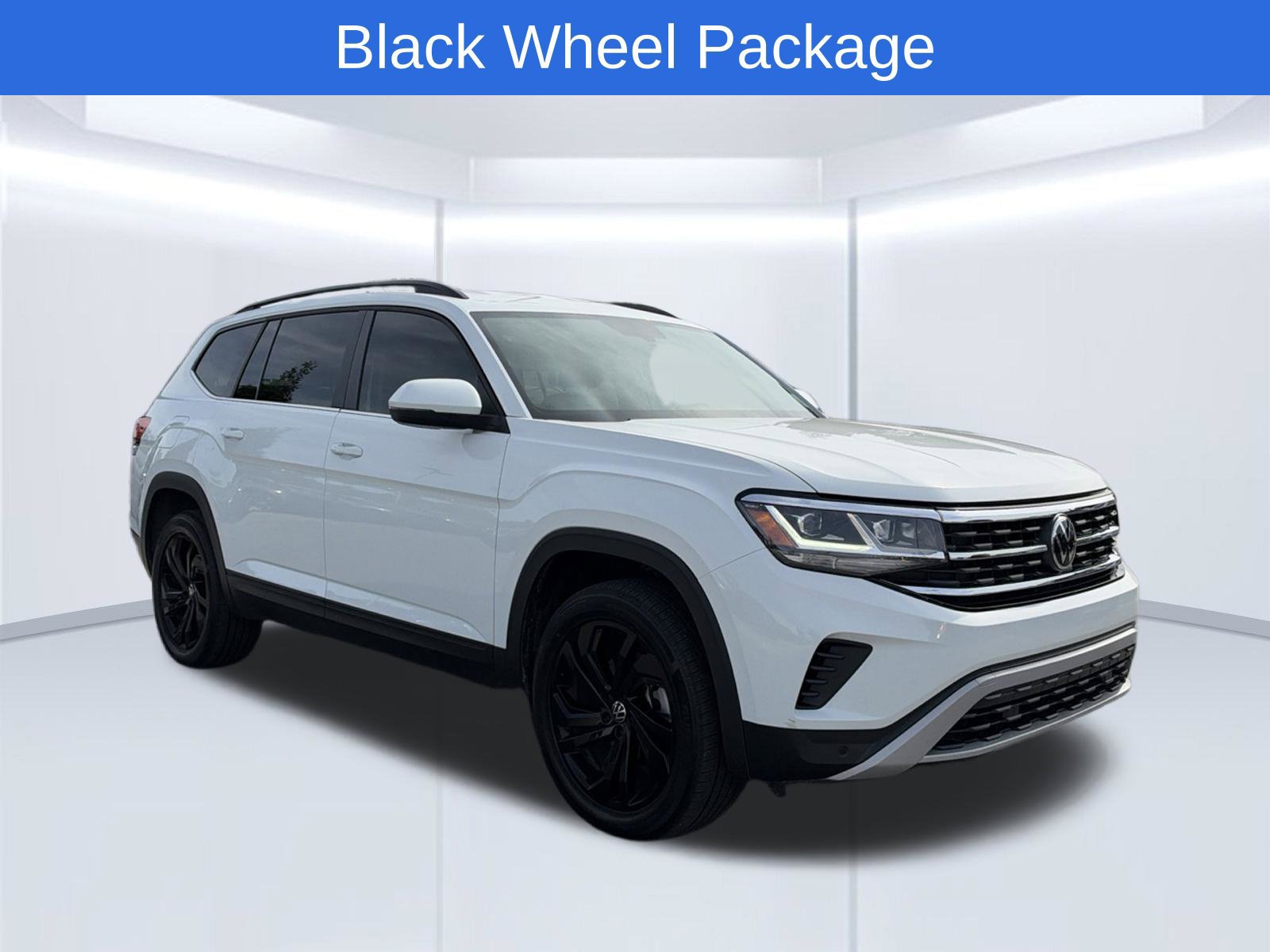 Used 2023 Volkswagen Atlas SE w/ Black Wheel Package FWD image 3