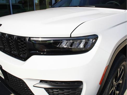 New 2025 Jeep Grand Cherokee Altitude image 39