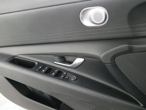 Used 2022 Hyundai Elantra SE FWD image 11