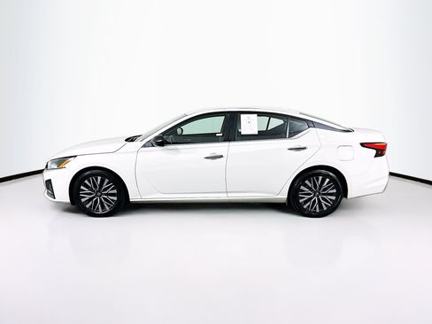 Used 2025 Nissan Altima 2.5 SV FWD image 4