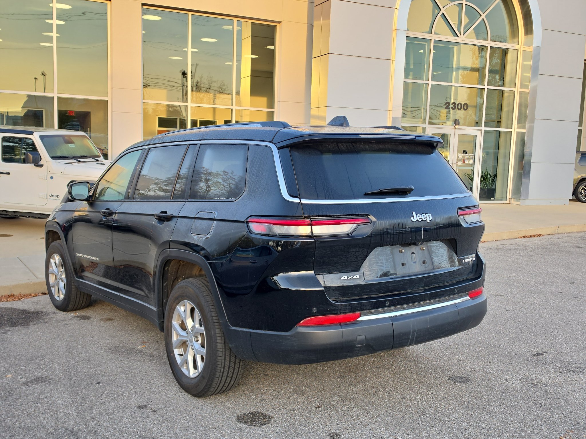 Used 2023 Jeep Grand Cherokee L Limited AWD/4WD image 5
