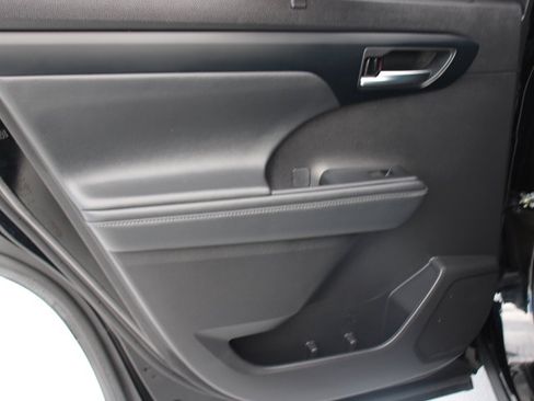 Certified 2022 Toyota Highlander XLE image 13