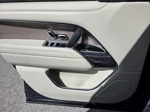 Certified 2025 Land Rover Range Rover SE image 23