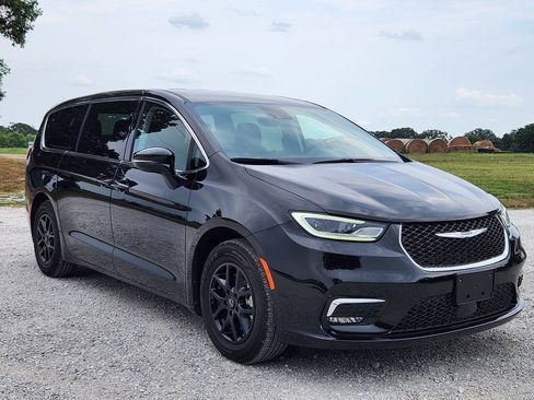 Used 2024 Chrysler Pacifica Touring-L FWD image 2