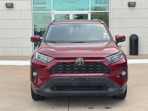 Used 2019 Toyota RAV4 XLE w/ Convenience Package FWD image 3