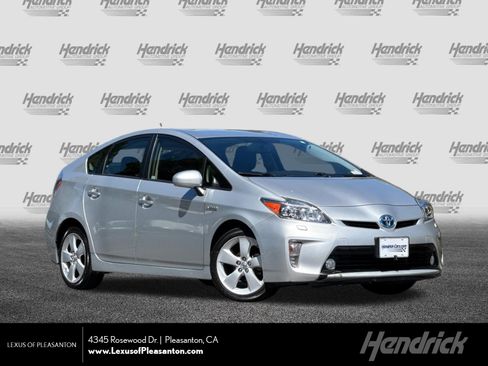 Used 2015 Toyota Prius Five FWD image 1