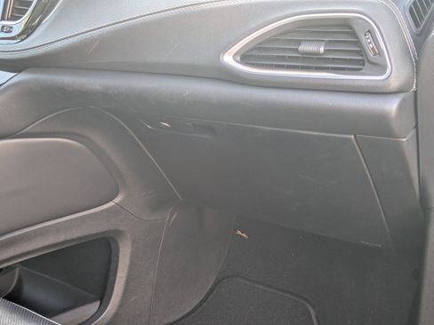 Used 2023 Chrysler Pacifica Limited w/ Uconnect Theater Family Group image 21