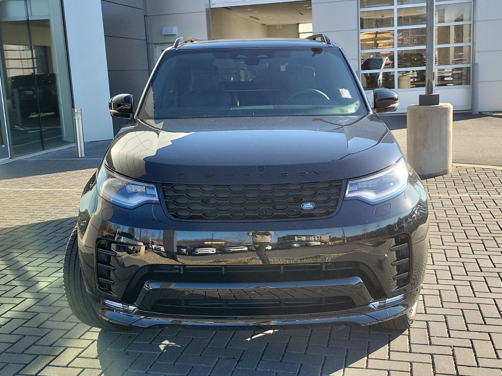 Used 2025 Land Rover Discovery Dynamic SE AWD/4WD image 2