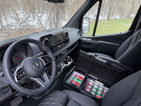 Used 2024 Mercedes-Benz Sprinter 3500 image 31