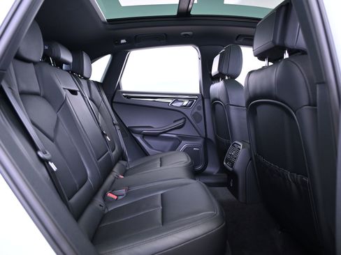 Certified 2025 Porsche Macan image 22