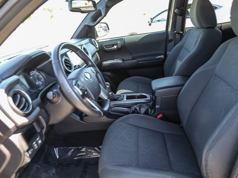 Used 2017 Toyota Tacoma TRD Sport AWD/4WD image 17