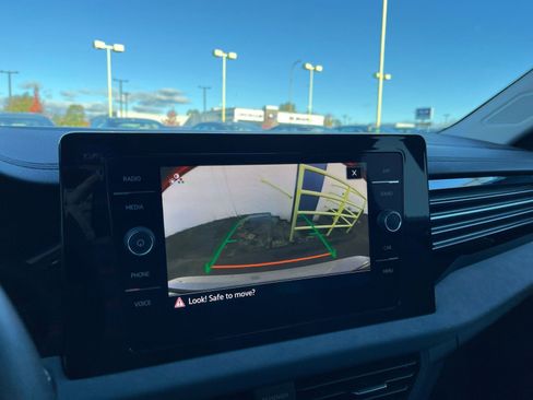 Used 2025 Volkswagen Jetta SE image 17