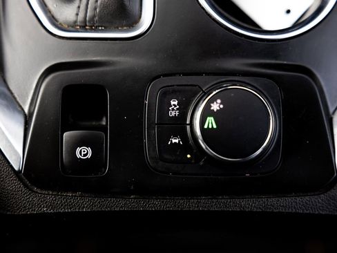 Used 2021 Chevrolet Traverse LT image 25