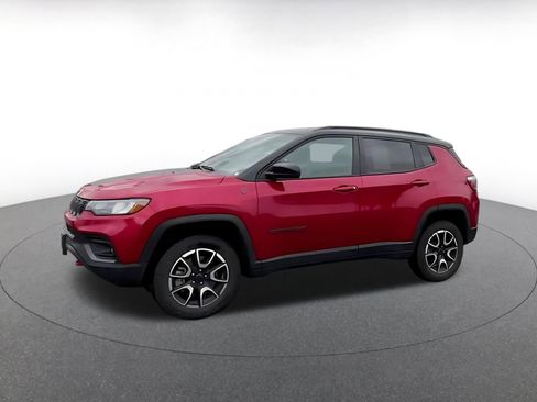 Used 2025 Jeep Compass Trailhawk image 4