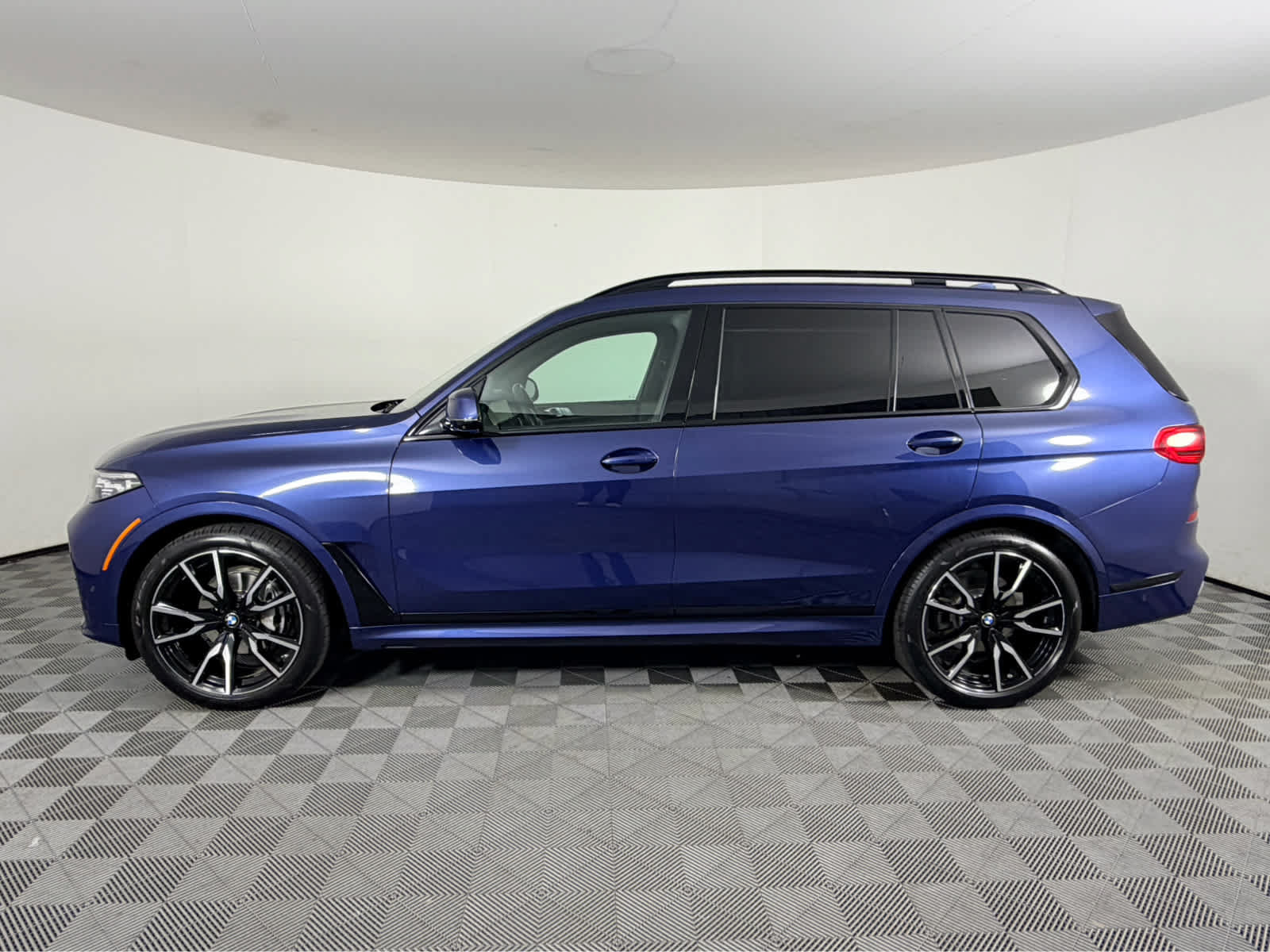 Used 2022 BMW X7 xDrive40i w/ M Sport Package AWD/4WD image 6