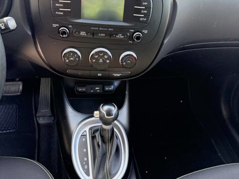 Used 2016 Kia Soul + FWD image 12
