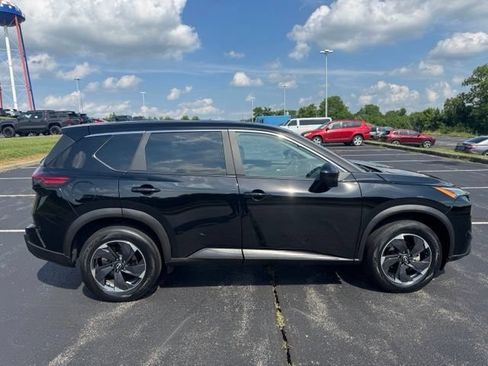 Used 2025 Nissan Rogue SV AWD/4WD image 2