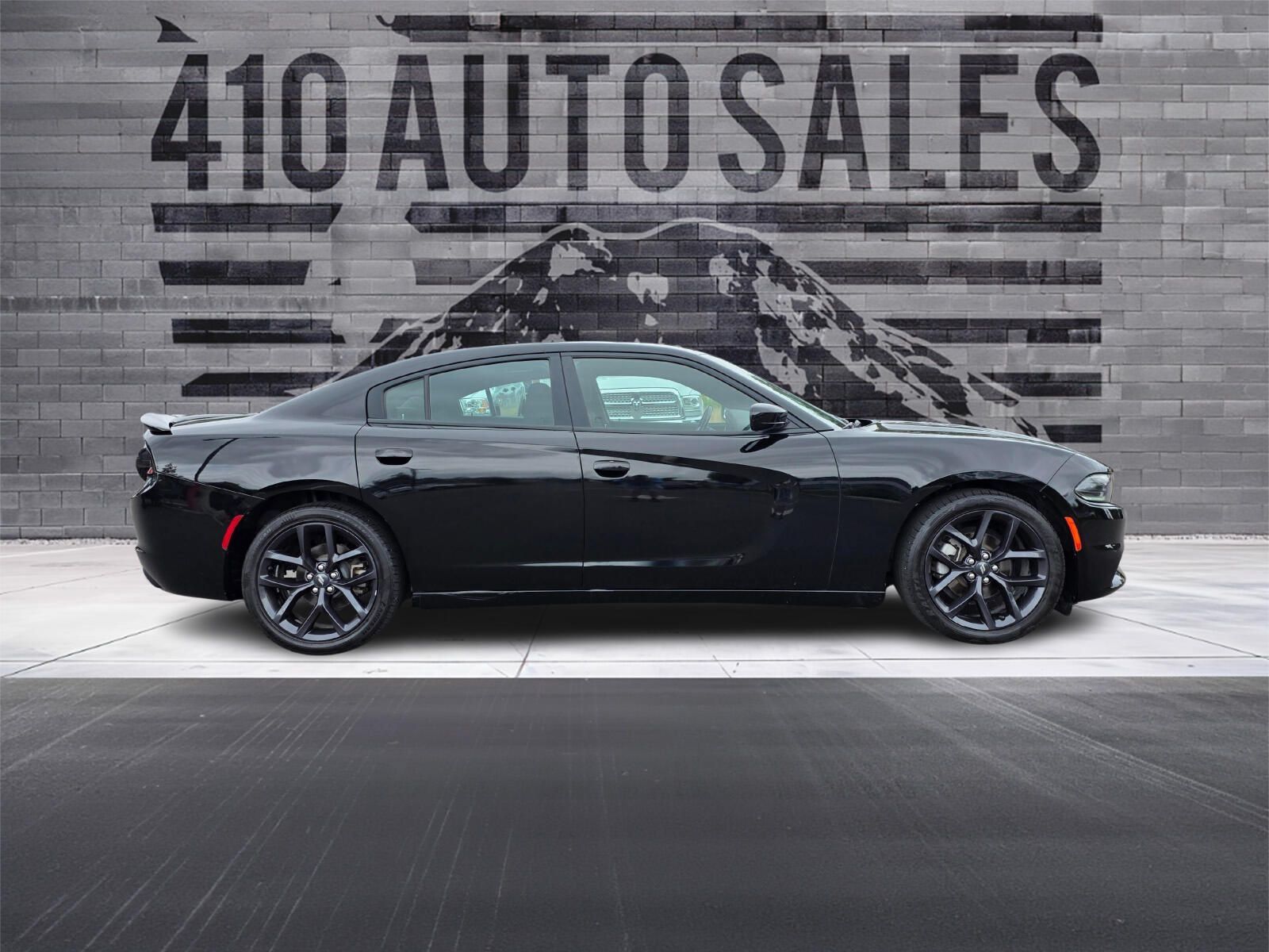 Used 2021 Dodge Charger SXT w/ Blacktop Package RWD image 2