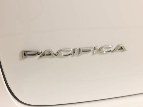 Used 2024 Chrysler Pacifica Limited FWD image 45