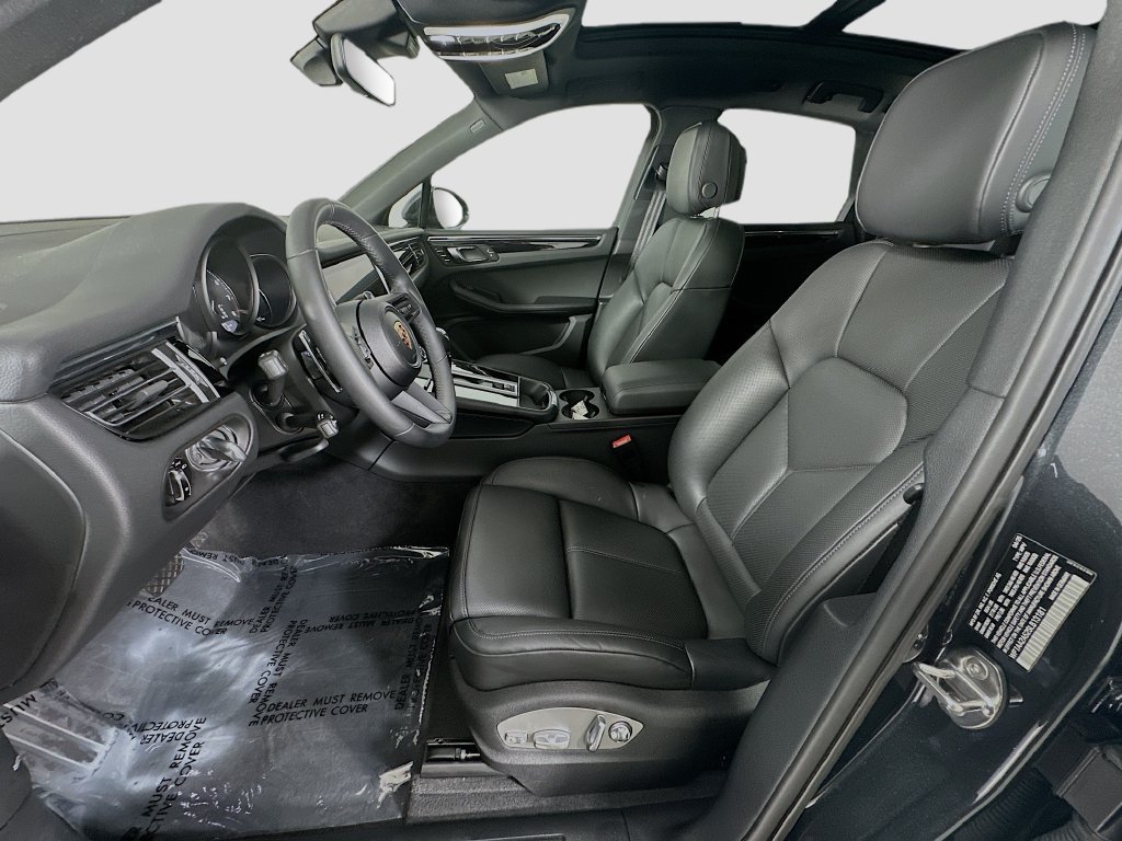 Certified 2025 Porsche Macan AWD/4WD image 5