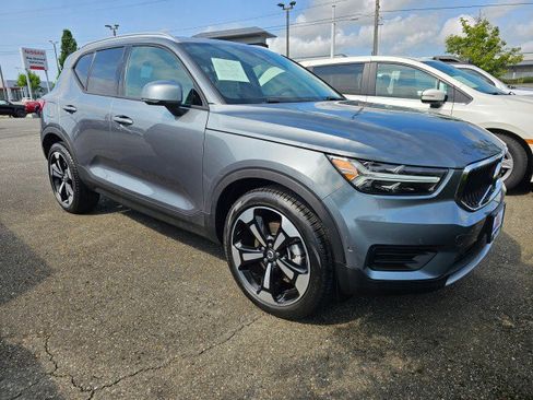 Used 2019 Volvo XC40 T5 Momentum image 1
