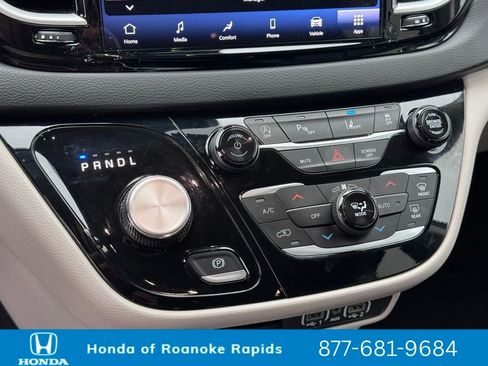 Used 2023 Chrysler Pacifica Touring-L image 19