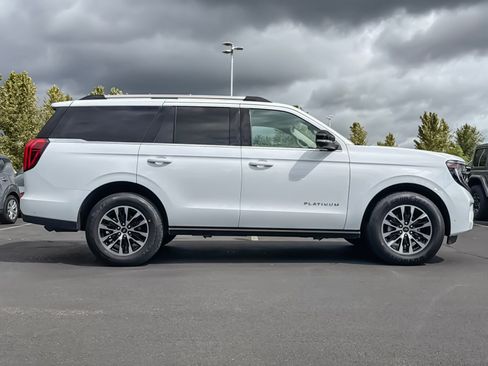 Used 2025 Ford Expedition Platinum AWD/4WD image 2