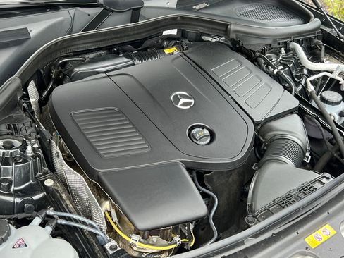Used 2025 Mercedes-Benz GLC 300 4MATIC image 34