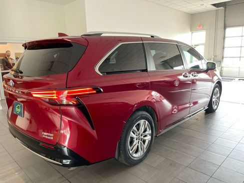 Used 2024 Toyota Sienna Limited AWD/4WD image 5
