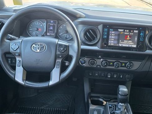 Used 2018 Toyota Tacoma TRD Off-Road w/ Technology Package AWD/4WD image 15