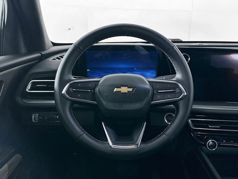 Used 2025 Chevrolet Traverse LT image 18