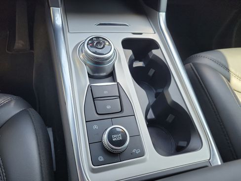 Used 2024 Ford Explorer Platinum w/ Technology Package AWD/4WD image 31