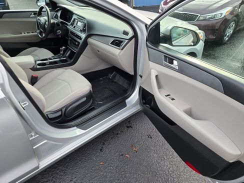 Used 2017 Hyundai Sonata SE image 12