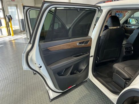 Used 2025 Volkswagen Atlas SE FWD image 35