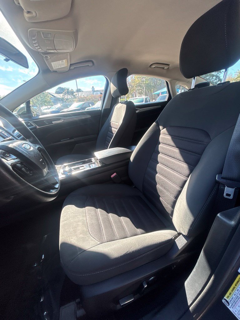Used 2017 Ford Fusion SE FWD image 15