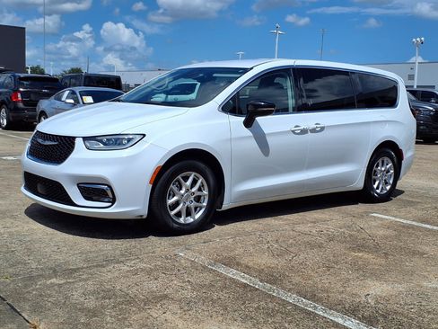 Used 2024 Chrysler Pacifica Touring-L FWD image 25