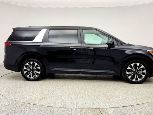 Used 2024 Kia Carnival EX image 4